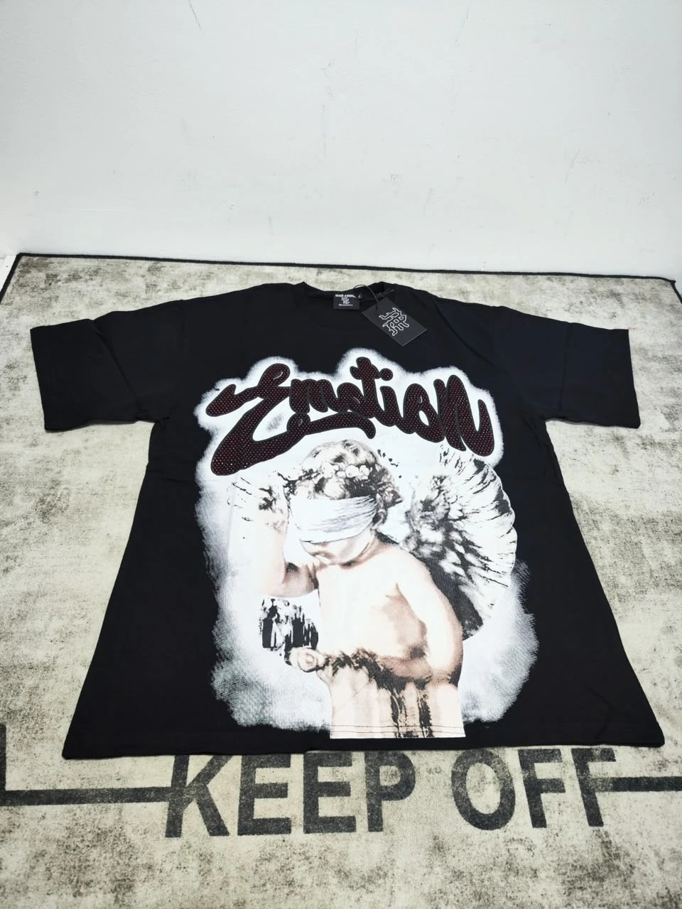 EMOTION GRAPHIC TEE